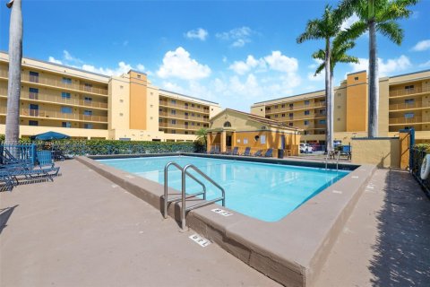 Condo in Miami, Florida, 2 bedrooms  № 1692772 - photo 13