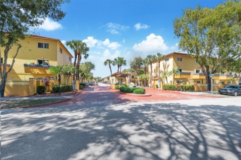 Condo in Miami, Florida, 2 bedrooms  № 1692772 - photo 1