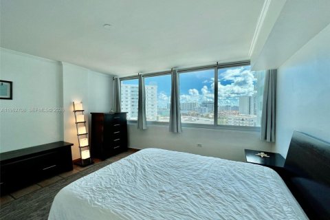 Condo in Miami Beach, Florida, 1 bedroom  № 2023822 - photo 16