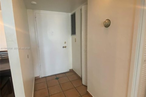 Condo in Miami Beach, Florida, 1 bedroom  № 2023822 - photo 6