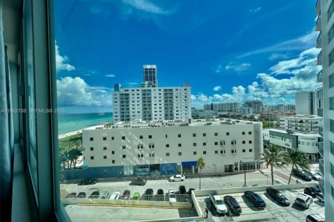 Condo in Miami Beach, Florida, 1 bedroom  № 2023822 - photo 2