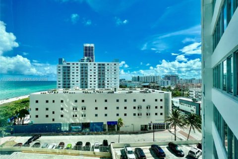 Condo in Miami Beach, Florida, 1 bedroom  № 2023822 - photo 3