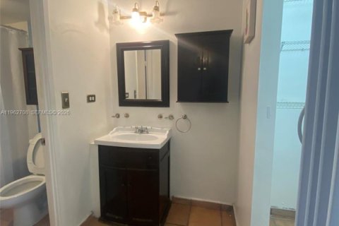 Condo in Miami Beach, Florida, 1 bedroom  № 2023822 - photo 13