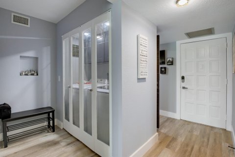Condo in Lake Worth, Florida, 1 bedroom № 2262362 - photo 13