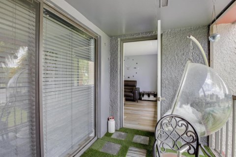 Condo in Lake Worth, Florida, 1 bedroom № 2262362 - photo 23
