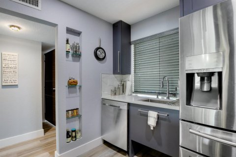 Condo in Lake Worth, Florida, 1 bedroom № 2262362 - photo 12