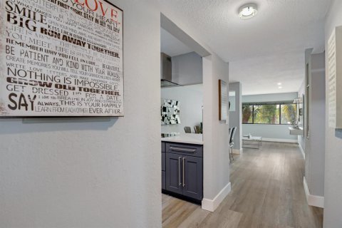 Condo in Lake Worth, Florida, 1 bedroom № 2262362 - photo 4