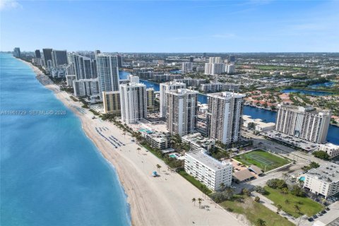 Condo in Hollywood, Florida, 2 bedrooms  № 2024541 - photo 8