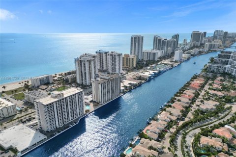 Condo in Hollywood, Florida, 2 bedrooms  № 2024541 - photo 4