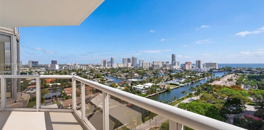 Кондоминиум с 2 спальнями в Авентура, Флорида № 2043544