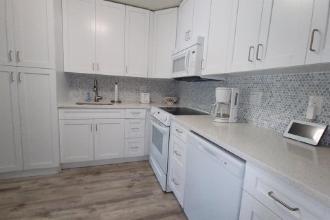 Condo in West Palm Beach, Florida, 1 bedroom  № 2086558 - photo 2