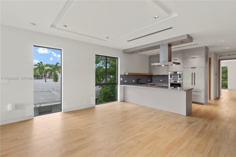 Commercial property in Miami, Florida 517.65 sq.m. № 2244169 - photo 8