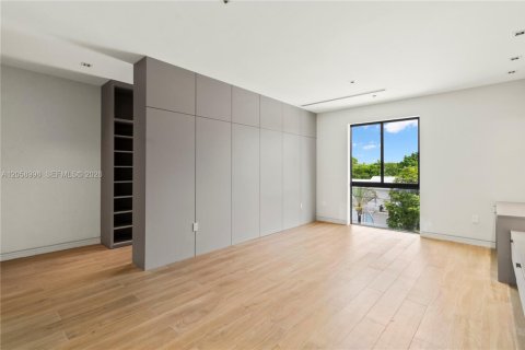 Commercial property in Miami, Florida 517.65 sq.m. № 2244169 - photo 15