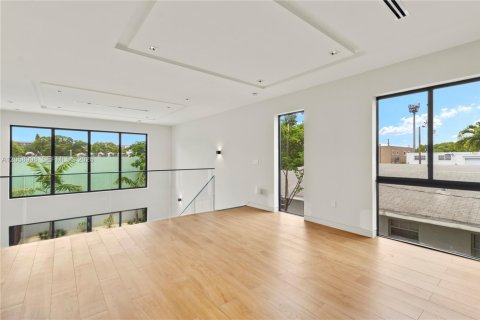 Commercial property in Miami, Florida 517.65 sq.m. № 2244169 - photo 10
