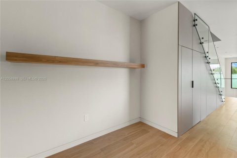 Commercial property in Miami, Florida 517.65 sq.m. № 2244169 - photo 12