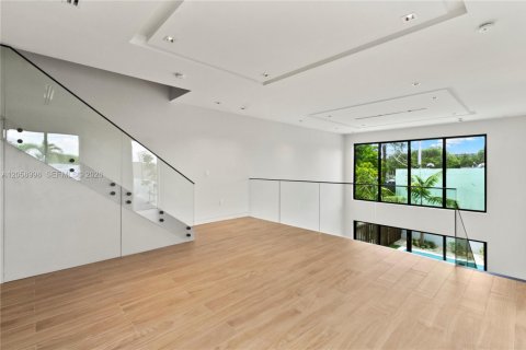 Commercial property in Miami, Florida 517.65 sq.m. № 2244169 - photo 11