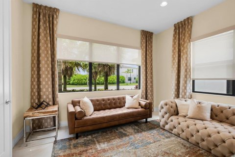House in Boca Raton, Florida 4 bedrooms, 344.02 sq.m. № 2181950 - photo 13