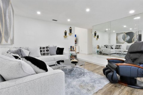 House in Sunrise, Florida 3 bedrooms № 1953147 - photo 3