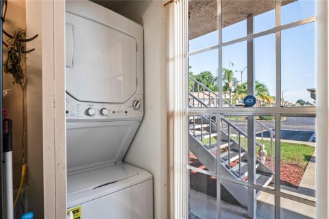Condo in New Port Richey, Florida, 2 bedrooms  № 1835098 - photo 13