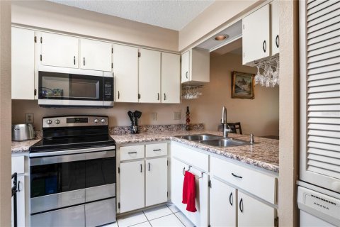 Condo in New Port Richey, Florida, 2 bedrooms  № 1835098 - photo 9