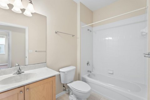 House in Port St. Lucie, Florida 2 bedrooms, 137.68 sq.m. № 2253059 - photo 17