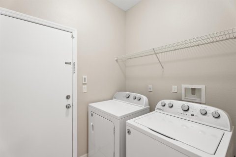 House in Port St. Lucie, Florida 2 bedrooms, 137.68 sq.m. № 2253059 - photo 19