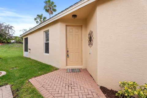 House in Port St. Lucie, Florida 2 bedrooms, 137.68 sq.m. № 2253059 - photo 3