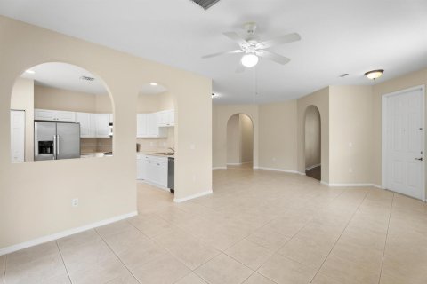 House in Port St. Lucie, Florida 2 bedrooms, 137.68 sq.m. № 2253059 - photo 6