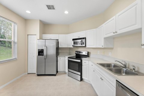 House in Port St. Lucie, Florida 2 bedrooms, 137.68 sq.m. № 2253059 - photo 7