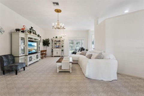 House in Lady Lake, Florida 3 bedrooms, 202.06 sq.m. № 2399064 - photo 5
