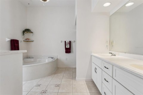 House in Lady Lake, Florida 3 bedrooms, 202.06 sq.m. № 2399064 - photo 19