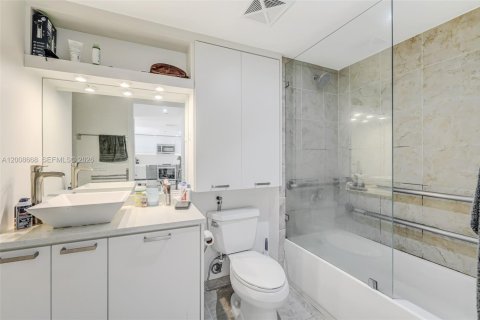 Condo in Miami, Florida, 1 bedroom  № 2074980 - photo 13