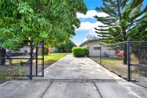 Immobilier commercial à louer à Homestead, Floride: 1 chambre, 74.32 m2 № 1987551 - photo 2