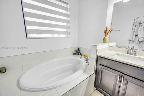Купить виллу или дом в Хомстед, Флорида 4 спальни, 237.46м2, № 2189511 - фото 26