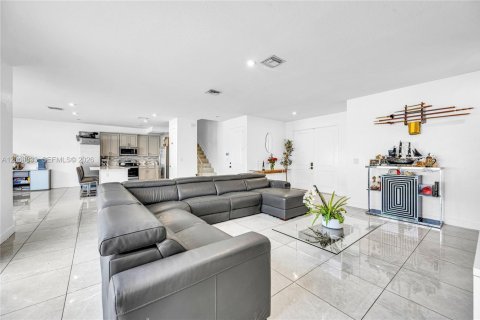 Купить виллу или дом в Хомстед, Флорида 4 спальни, 237.46м2, № 2189511 - фото 10