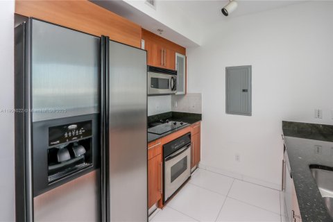 Condo in Miami, Florida, 2 bedrooms  № 2052747 - photo 17