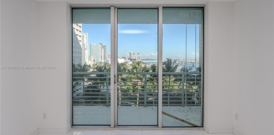 Condo in Miami, Florida, 2 bedrooms  № 2052747
