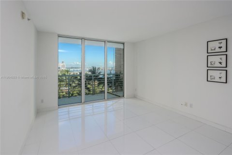 Condo in Miami, Florida, 2 bedrooms  № 2052747 - photo 3