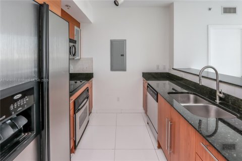 Condo in Miami, Florida, 2 bedrooms  № 2052747 - photo 16