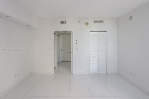 Condo in Miami, Florida, 2 bedrooms  № 2052747 - photo 12