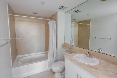 Condo in Miami, Florida, 2 bedrooms  № 2052747 - photo 8