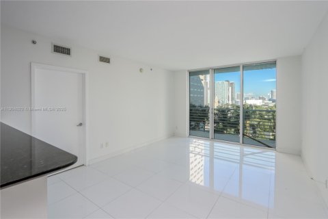 Condo in Miami, Florida, 2 bedrooms  № 2052747 - photo 2