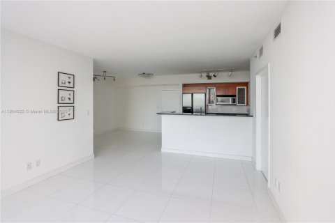 Condo in Miami, Florida, 2 bedrooms  № 2052747 - photo 13
