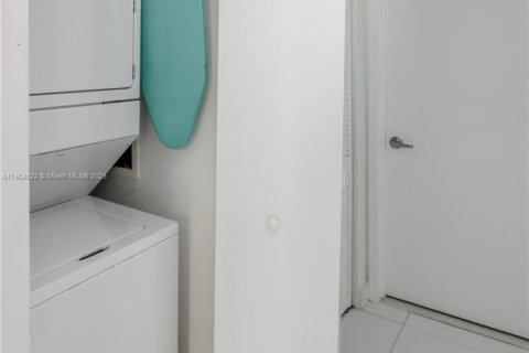 Condo in Miami, Florida, 2 bedrooms  № 2052747 - photo 10