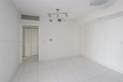 Condo in Miami, Florida, 2 bedrooms  № 2052747 - photo 15