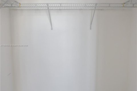 Condo in Miami, Florida, 2 bedrooms  № 2052747 - photo 11