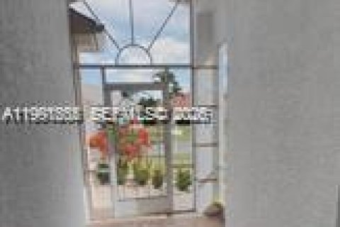 Снять в аренду виллу или дом в Порт-Сент-Луси, Флорида 3 спальни, 167.69м2, № 2052389 - фото 3