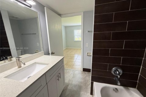 Casa en alquiler en West Palm Beach, Florida, 2 dormitorios, 102.19 m2 № 2077694 - foto 10