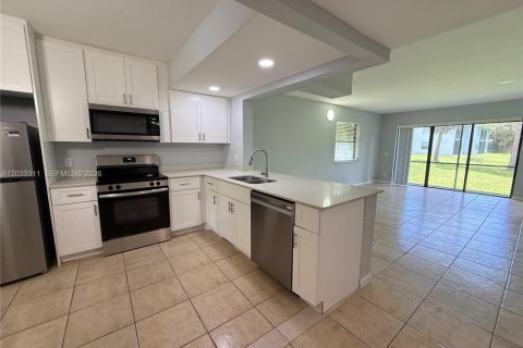 Casa en alquiler en West Palm Beach, Florida, 2 dormitorios, 102.19 m2 № 2077694 - foto 3