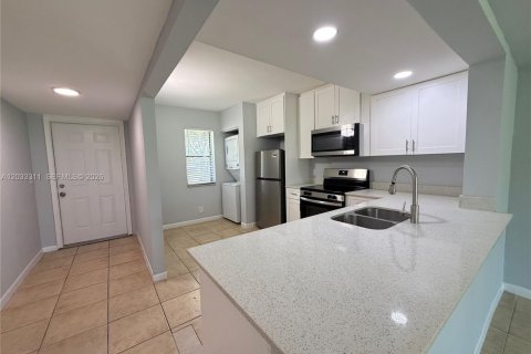 Casa en alquiler en West Palm Beach, Florida, 2 dormitorios, 102.19 m2 № 2077694 - foto 2